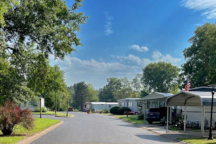 Silver Lakes Pointe Mobile Home Park Picture 7