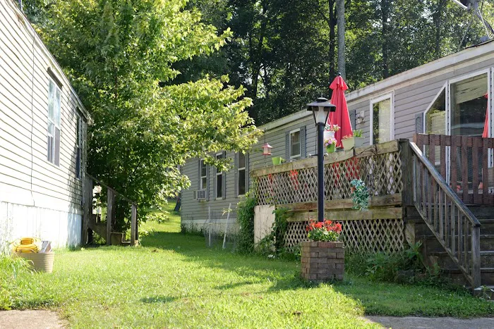 Seven Oaks Pointe Mobile Home Park Picture 4