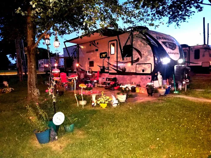 Manor Isle Mobile Home & Extended-Stay RV Park Picture 3