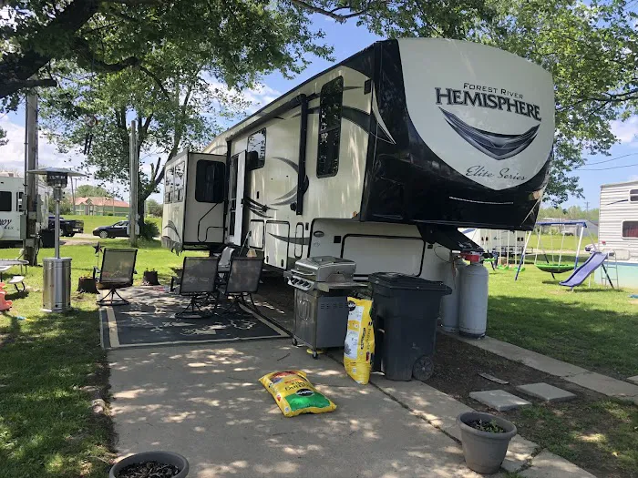 Manor Isle Mobile Home & Extended-Stay RV Park Picture 1