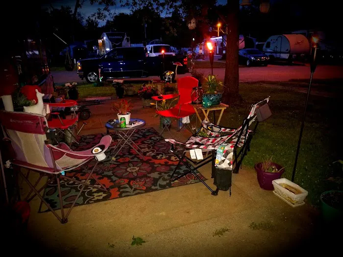 Manor Isle Mobile Home & Extended-Stay RV Park Picture 7