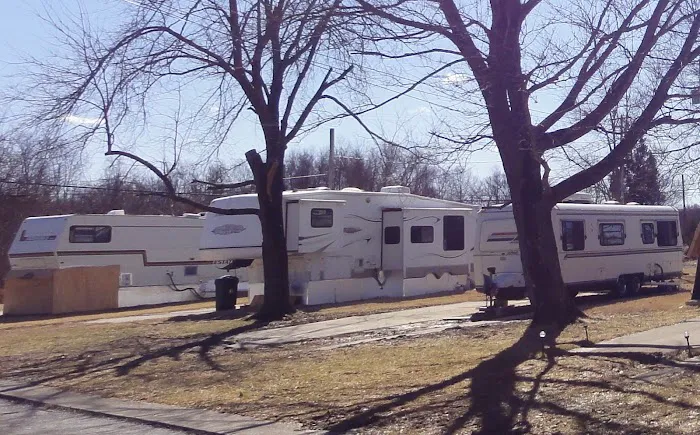 Manor Isle Mobile Home & Extended-Stay RV Park Picture 5