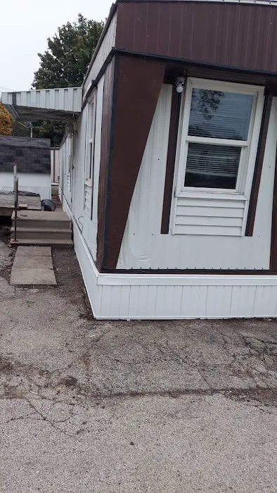Maple Leaf Mobile Home Park Picture 4