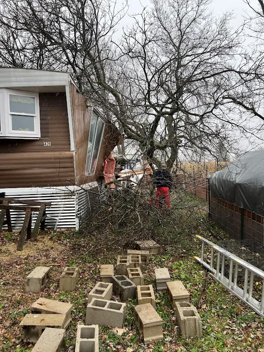 CAVALIER VILLAGE MOBILE HOME PARK Picture 3