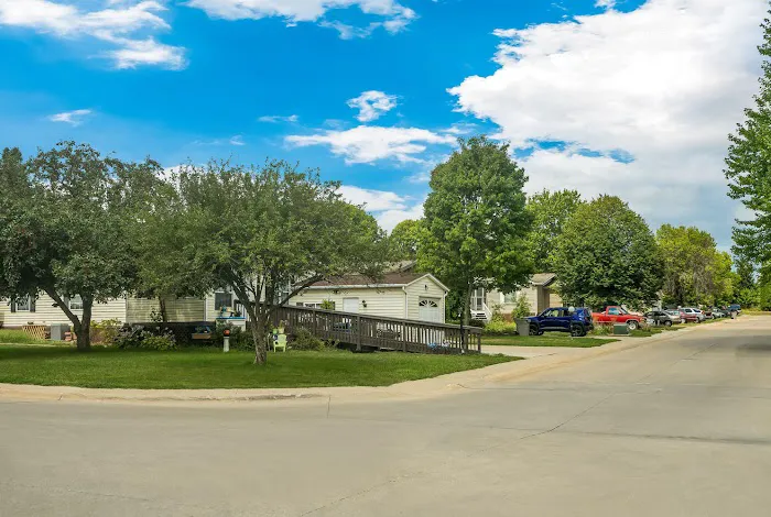 Modern Manor Picture 5