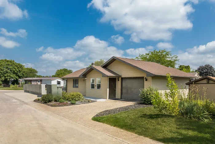 Modern Manor Picture 6