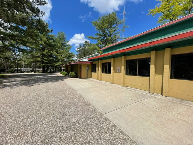 Pine Vista Mobile Home Community Picture 3