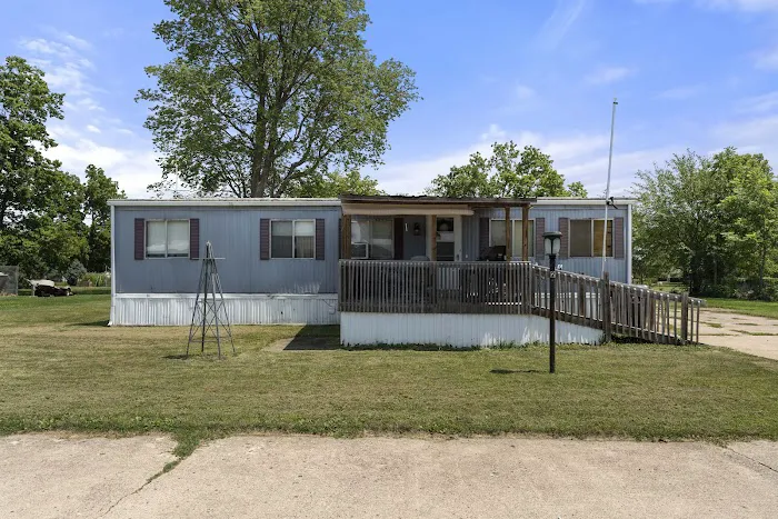 Earlham Mobile Home Community Picture 10
