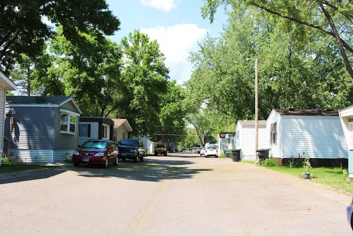 Woodlund Mobile Home Park Picture 8