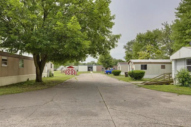 Carriage Estates Mobile Home Park - Bement Picture 3