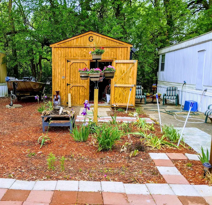 Pinewood Mobile Home Community Picture 9