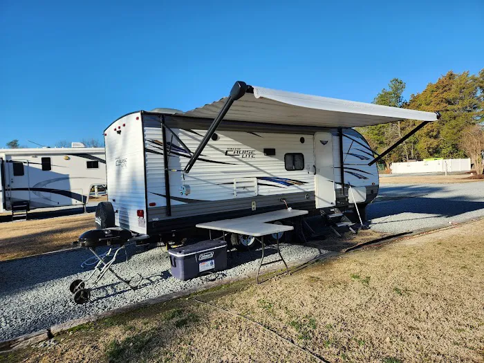 Raleigh Oaks RV Resort & Cottages Picture 1