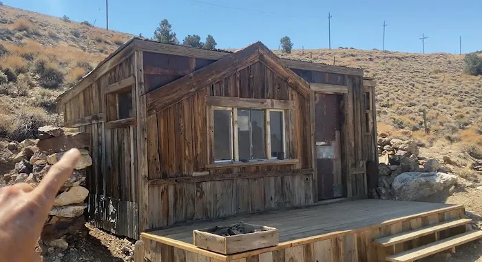 Reclaimed Wood Cabin Picture 3