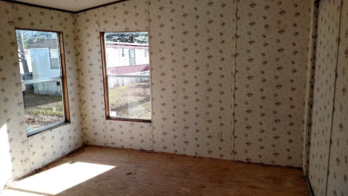 Collins Estates MHP- Midway Park Picture 6