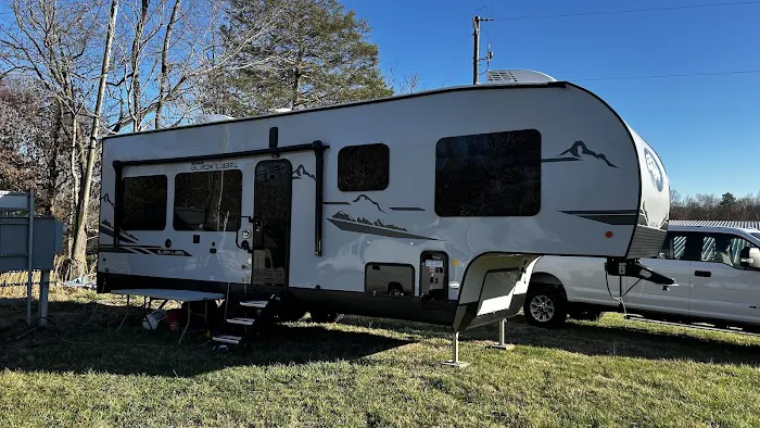 Vanhoy RV Park Picture 7