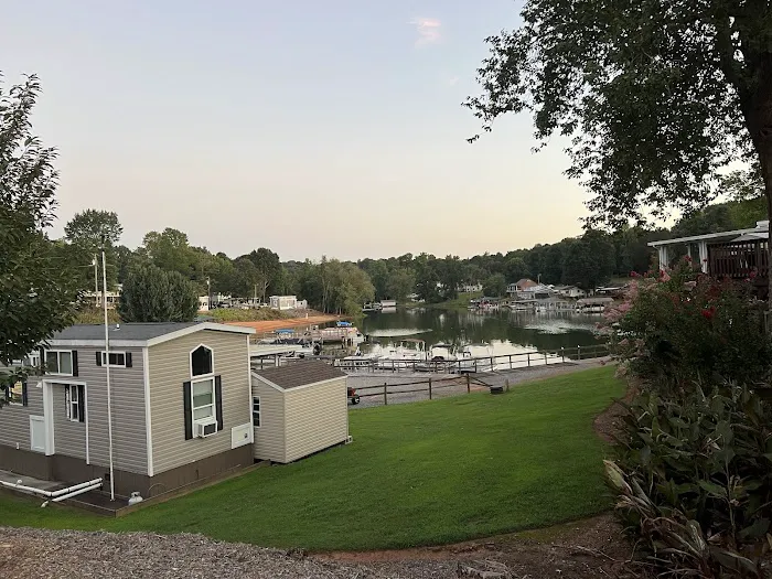 Lake Hickory RV Resort Picture 10