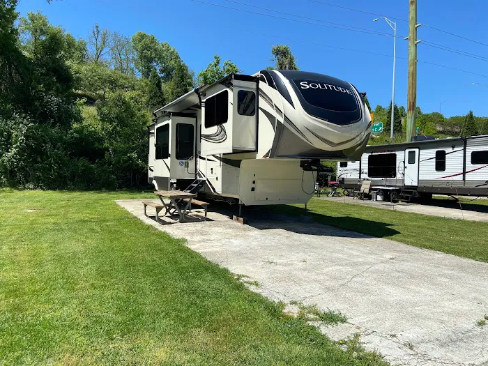 Wilson's Riverfront RV Park Picture 2