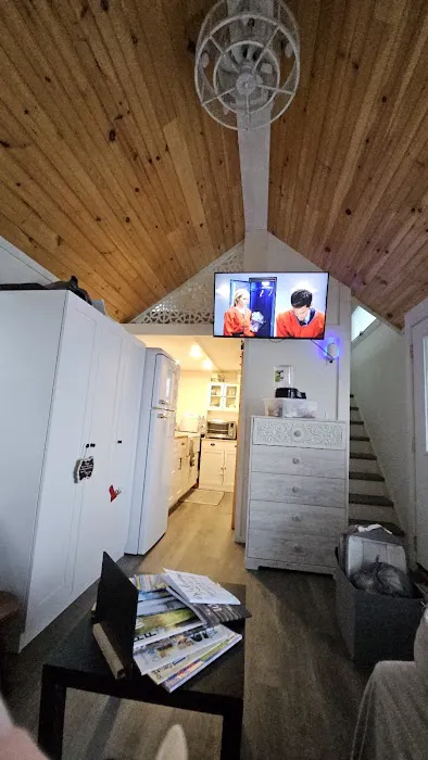 R & R's Modern Retreat Picture 3