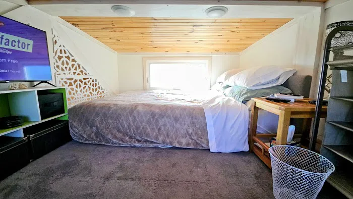 R & R's Modern Retreat Picture 6