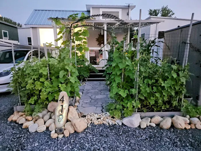 R & R's Modern Retreat Picture 9