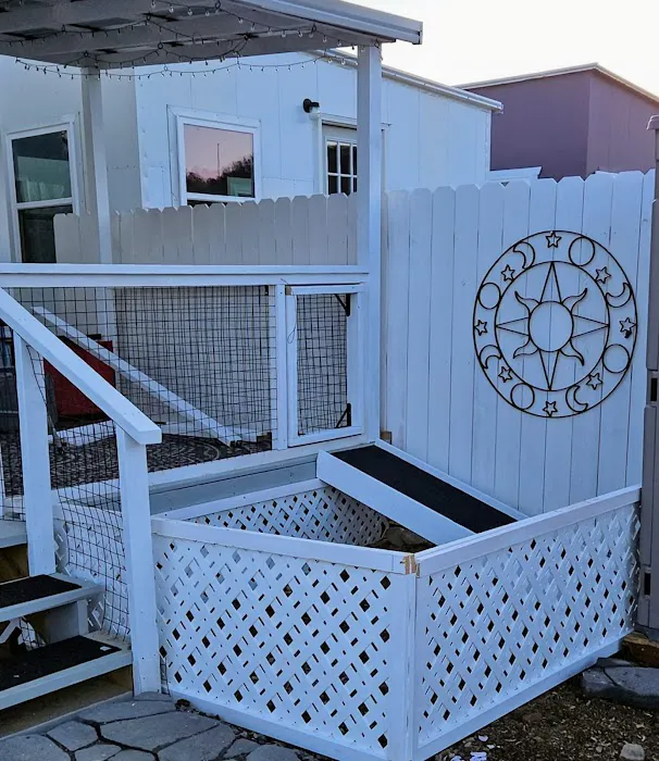 R & R's Modern Retreat Picture 7