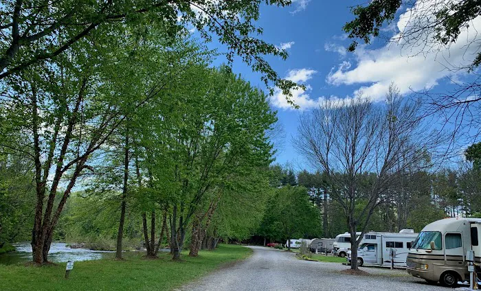 Riverhouse RV Resort Picture 2