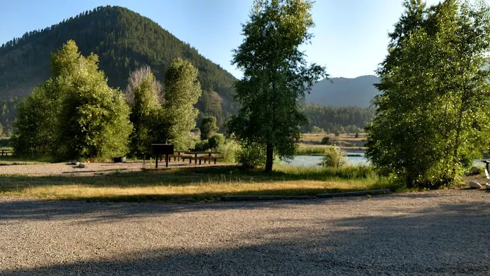 Riverside Park Campground Picture 4