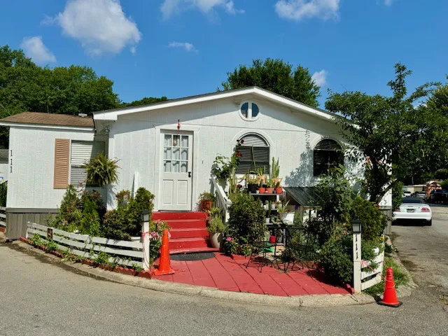 Central Mobile Home Village Picture 5