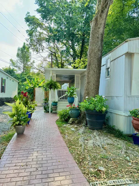 Central Mobile Home Village Picture 9