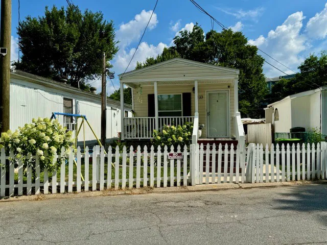 Central Mobile Home Village Picture 10