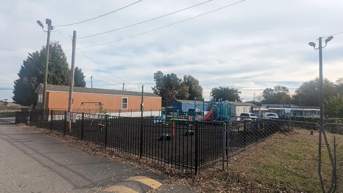 Hill Crest Plaza Mobile Home Community Picture 7