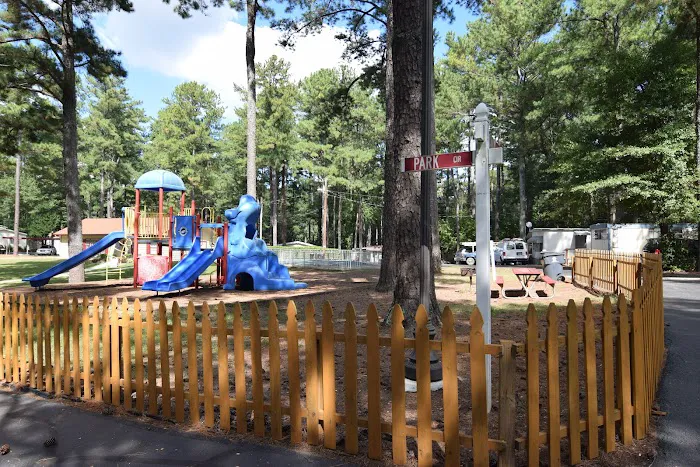 Pine Haven Manufactured Home Community Picture 4