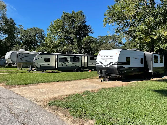 Riverside Estates RV Park Picture 9