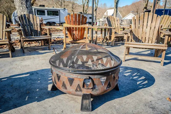 Made in the Shade RV Park Picture 10