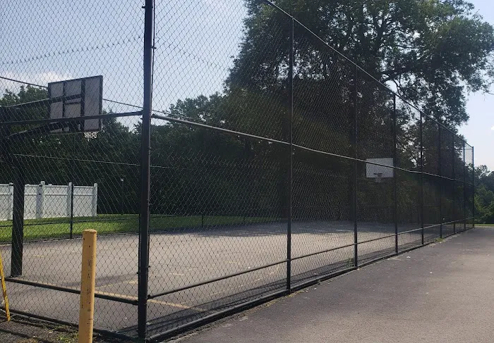 Old Hickory Pointe Mobile Home Park Picture 10