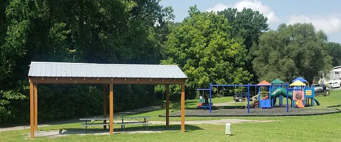 Old Hickory Pointe Mobile Home Park Picture 5