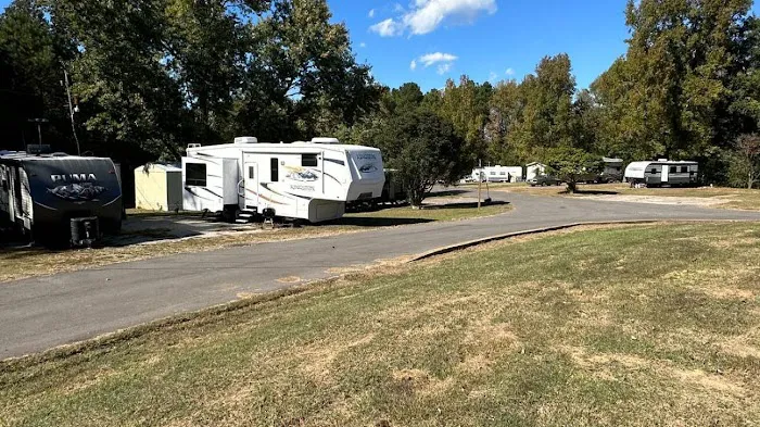 Tut Huts RV Park Picture 1