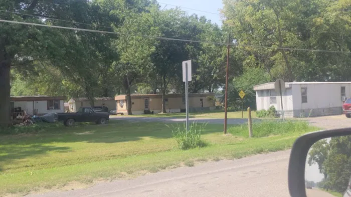 River Oak RV & Mobile Home Park Picture 9