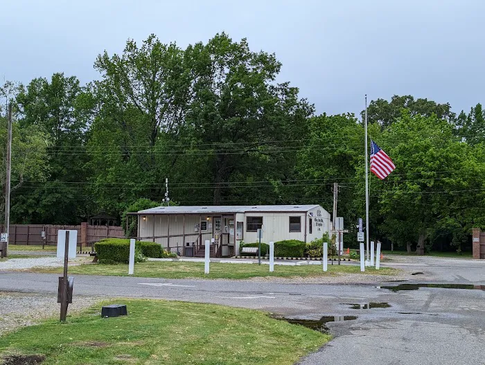 Graceland RV Park & Campground Picture 10