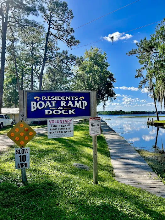 Inglis Lakeside RV Park Picture 1