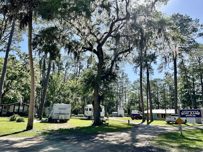Inglis Lakeside RV Park Picture 4
