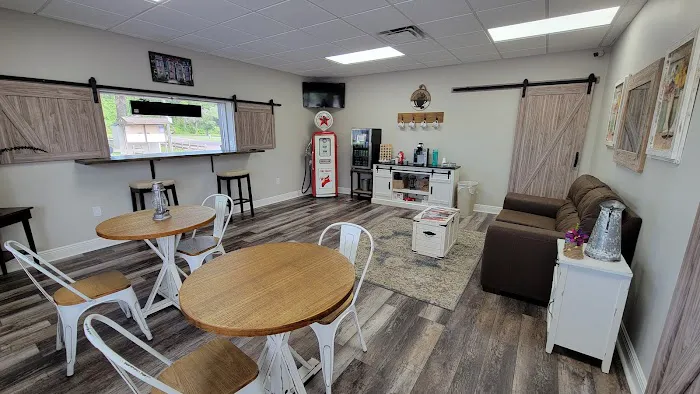 Bee's RV Resort Picture 9