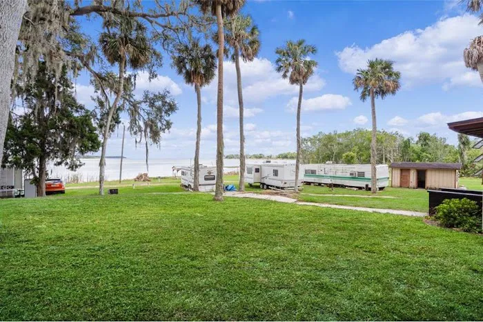 Lakeside Cottages and RV Park Picture 1