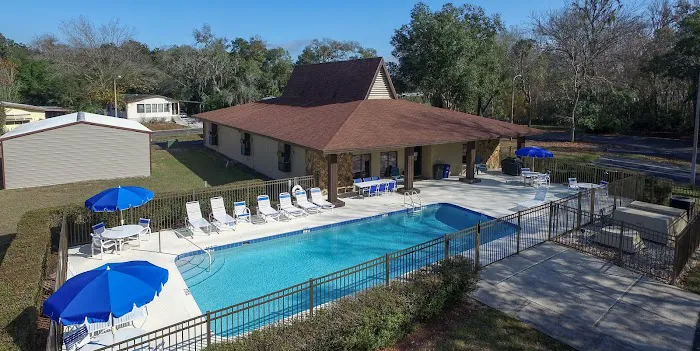 Imperial Oaks Mobile Home Park Picture 4