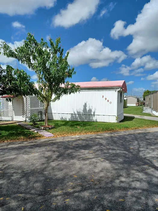 Carriage Court Central Manufactured Home Community Picture 2