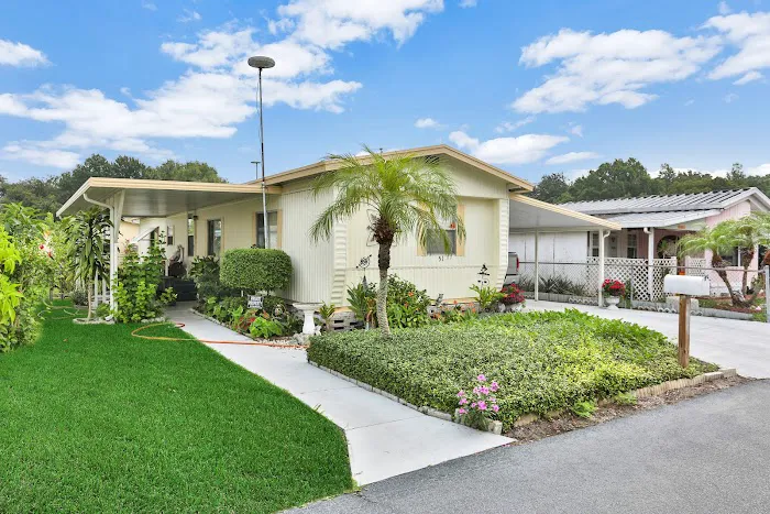 Lake Blue Mobile Home Community Picture 2