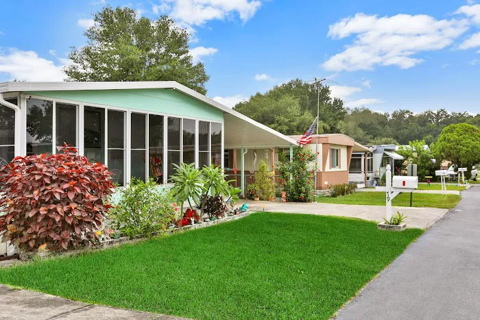 Lake Blue Mobile Home Community Picture 4
