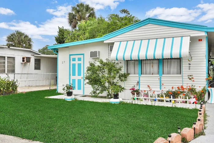 Lake Blue Mobile Home Community Picture 9