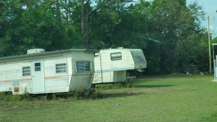 Palm & Pines RV Park Picture 6