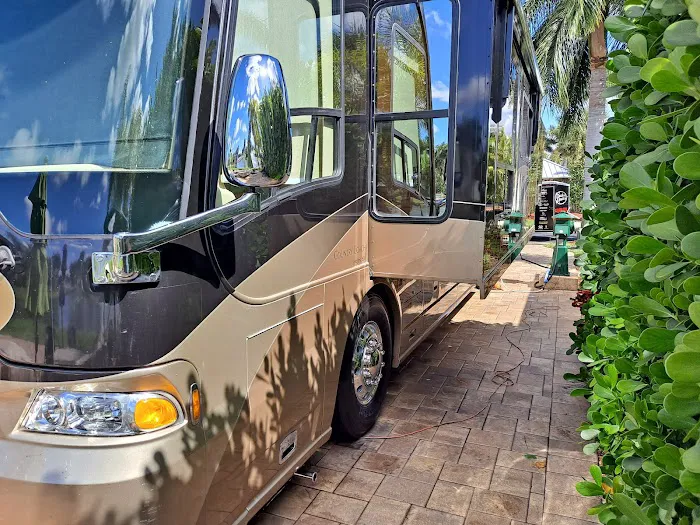 Golden Palms Luxury Motorcoach Resort Picture 8